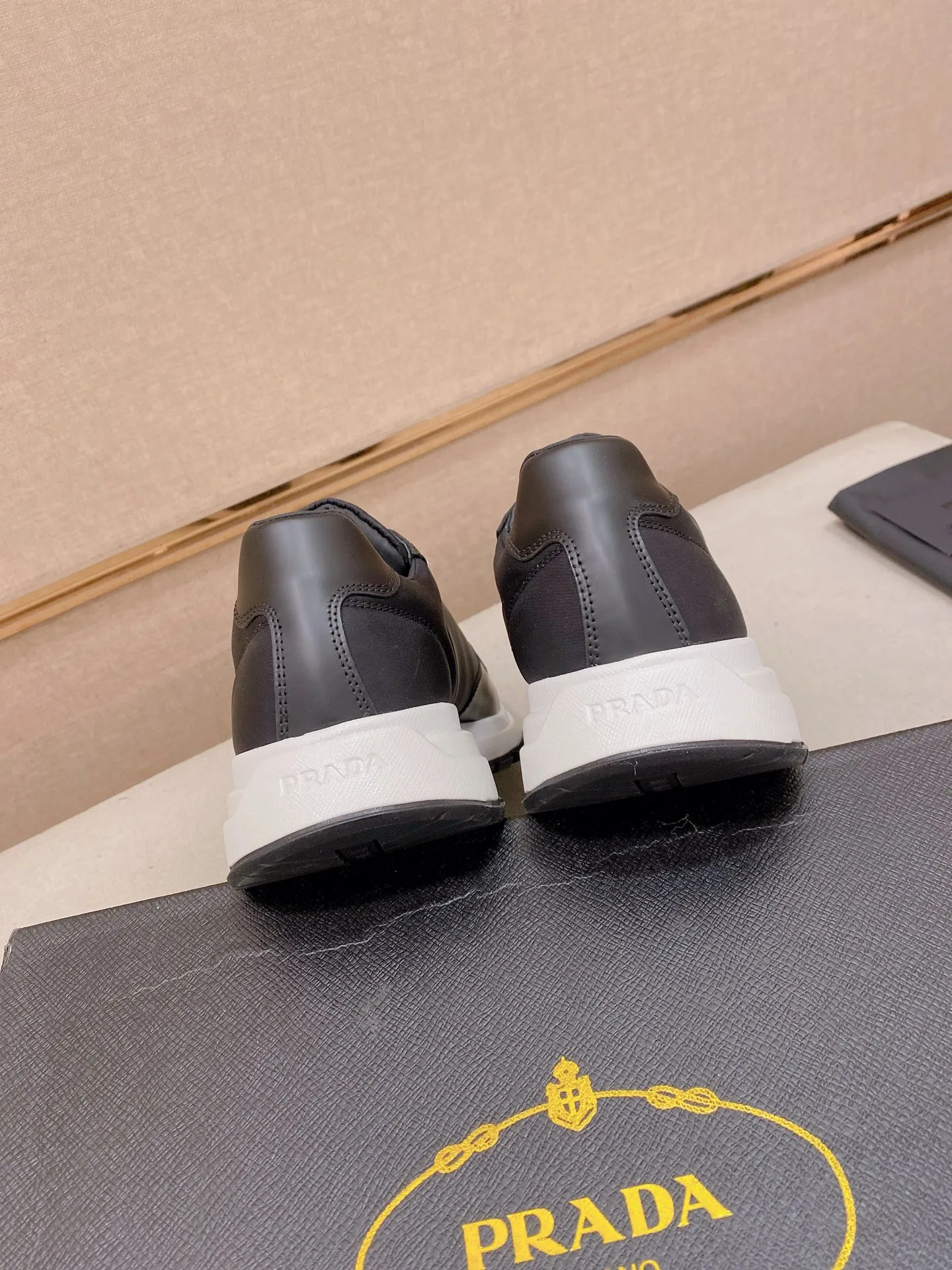 Factory price 600💰 ✔️✔️✔️Higher version High-quality new PRADA (Prada) counters are on the market at the same time. The new men's shoes and 😘fabrics are made of selected first-layer cowhide with superb craftsmanship. Lining: Full cowhide lining. 👍🏿 High-end ☄️ air-cushion molded anti-slip rubber outsole, exquisite lines, simple and elegant, comfortable and high-end for leisure travel. Code number: 38 to 44. 45.46 customized